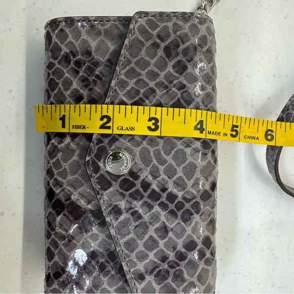 Michael Kors EUC Snake Print Gray Leather Phone Crossbody Purse Wallet Chain - Picture 3 of 10
